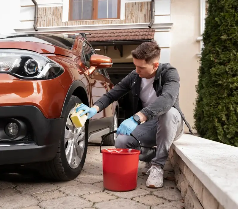 Lavage auto à domicile Mouettes : professionnel intervenant sur un véhicule